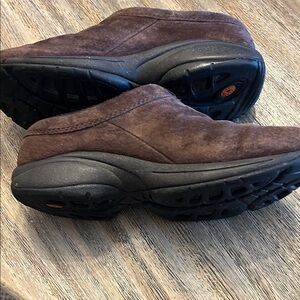 Women’s slip on mules .Merrell size 7 . Really comfortable shoes! Dark brown